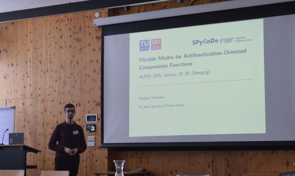 Stefano Trevisani is standing in front of the screen dispalyng his presentation
