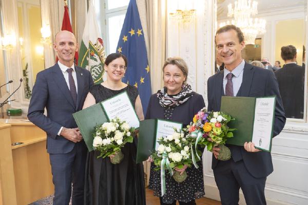 Regional Minister for Science and Research Willibald Ehrenhöfer presented this year’s research prizes to Maria Eichlseder (Institute of Information Security, Graz University of Technology), Katalin Barta (Institute of Chemistry, University of Graz) and Christian Neuhuber (Institute of German Studies, University of Graz) (from left to right)